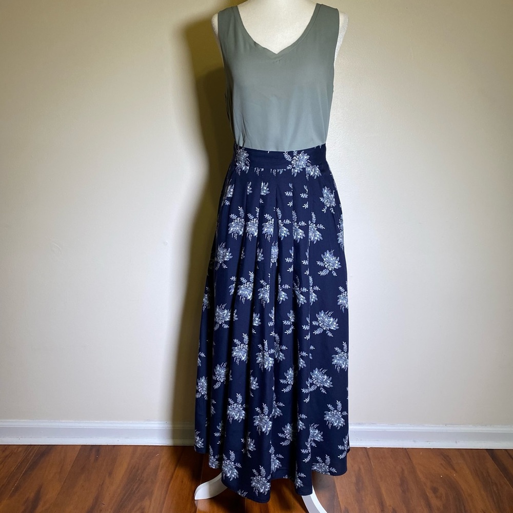 Liz Sport Women's Navy Blue White Floral Size 0 Maxi Skirt w/ pockets & pleats